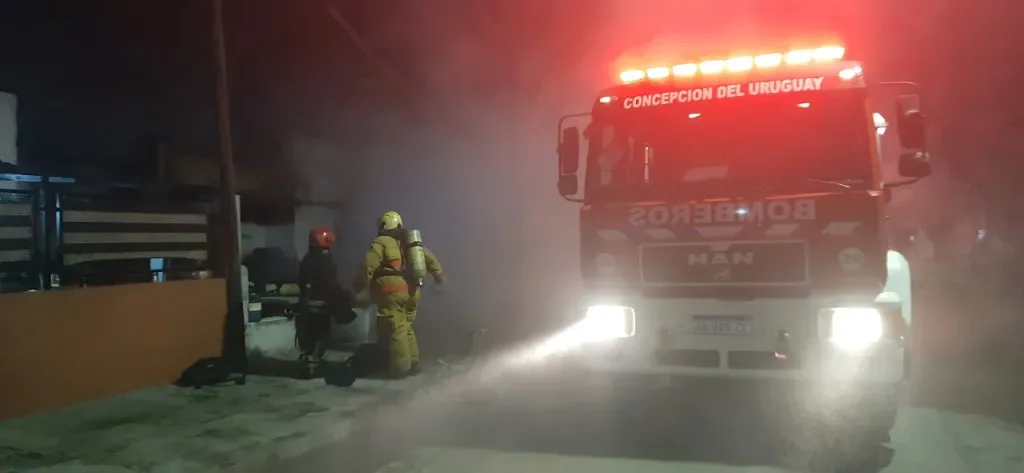 Un voraz incendio movilizó a varias dotaciones de Bomberos en una vivienda en barrio La Concepción