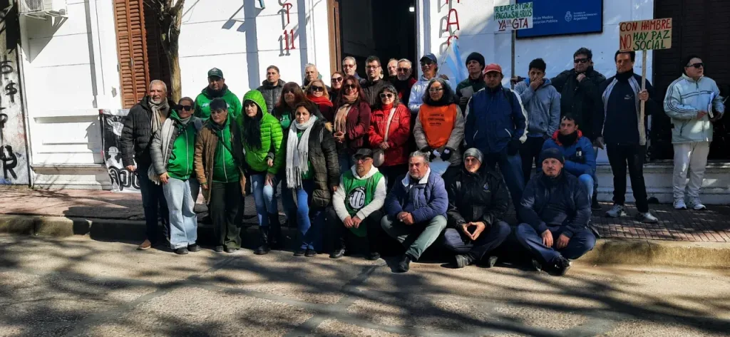 Trabajadores de LT11 realizaron una volanteada y concentración en defensa de la radio pública