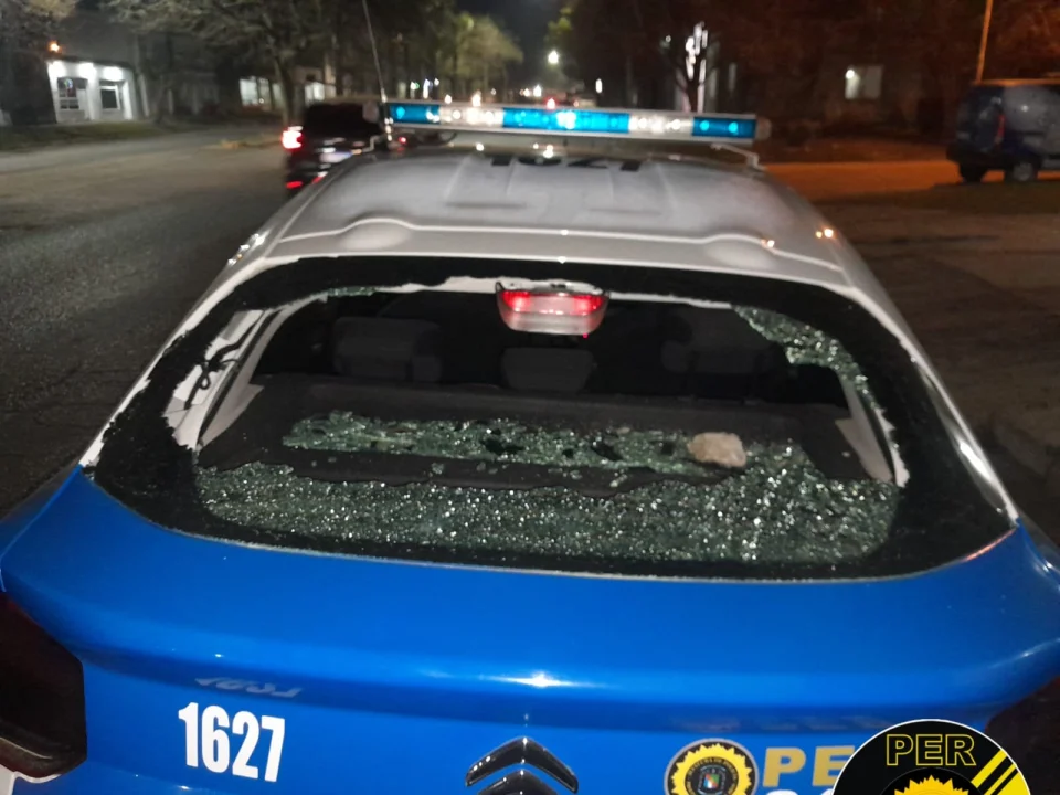 Atacó a piedrazos un patrullero, intentó escapar y le secuestraron una “tumbera”