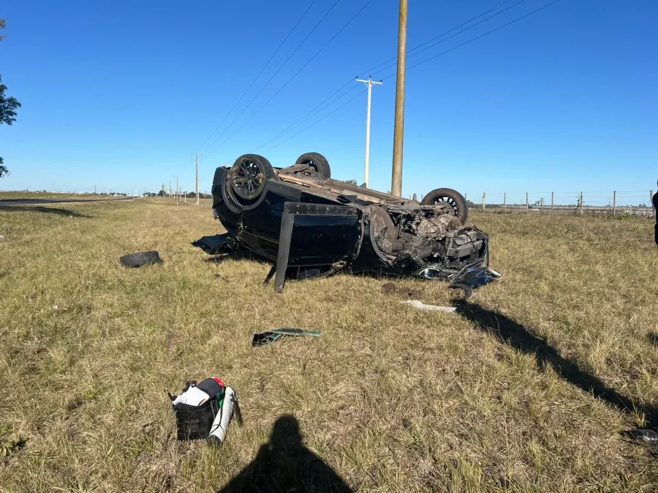 Ruta 20: un joven sufrió lesiones leves tras un espectacular vuelco