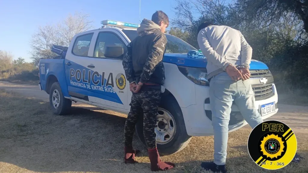Robaron una moto en una vivienda rural y fueron detenidos minutos después en un operativo cerrojo