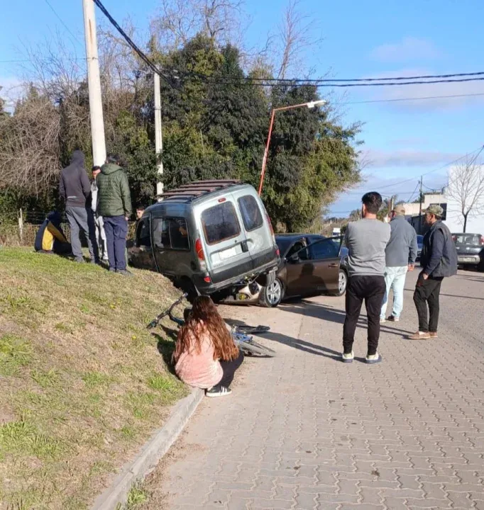 Violento choque entre un auto y un utilitario en Pablo Lorentz y Azucena Villaflor