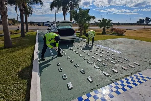 Descubrieron 70 celulares ocultos en un doble fondo de un automóvil en Paso Cerrito