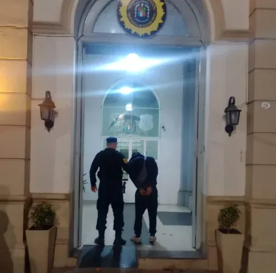 Intentó robar en una vivienda y en vehículos, forcejeó con un vecino y terminó aprehendido