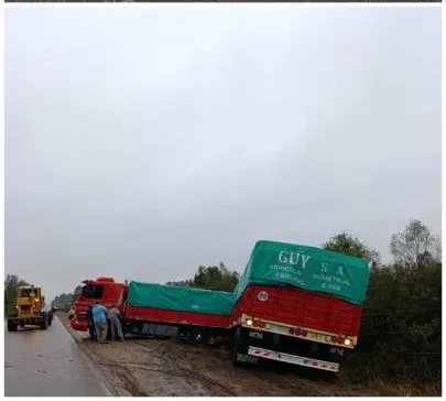 Un camión despistó en la Ruta 4 tras romperse una manguera de aire y derribó un poste