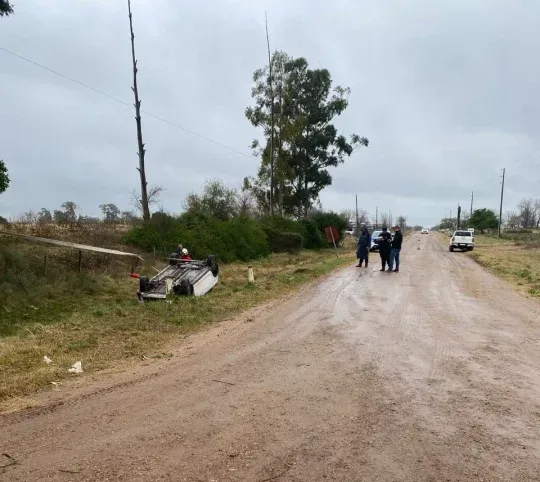 Villa Elisa: una automovilista perdió el control, volcó y terminó hospitalizada