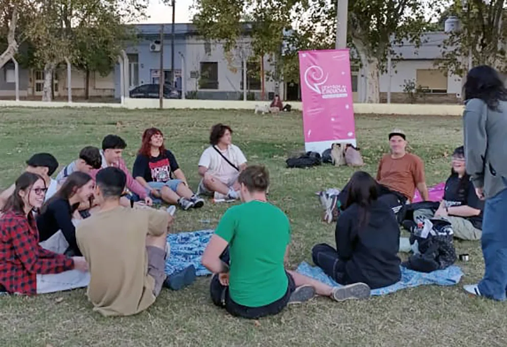 Un año escuchando a las adolescencias: el Centro de Escucha fortalece las redes de cuidado comunitario