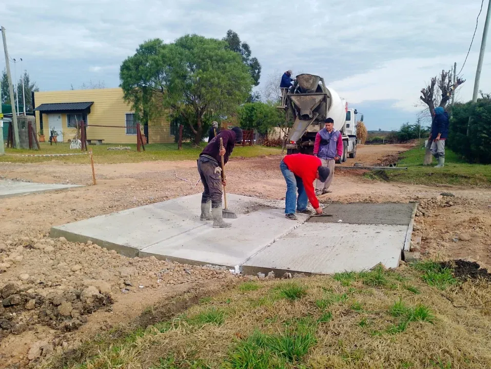 Construyen badenes en el loteo Pueblo Escondido